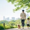 東京の公園を犬と家族で散歩する様子