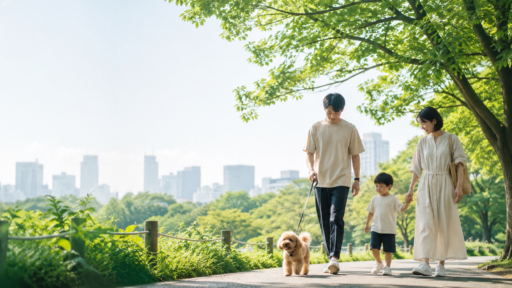 東京の公園を犬と家族で散歩する様子